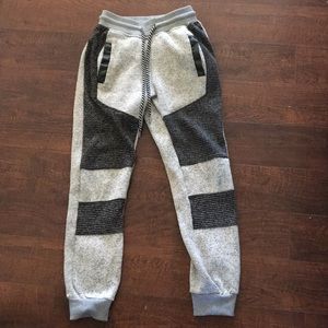 Patterned grey sweatpants joggers